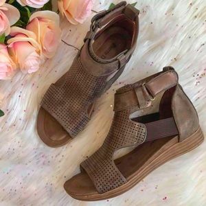 Pierre Dumas brown strap sandals